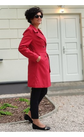 Wizytowy trencz w kolorze czerwonym, Modne płaszcze na sezony przejściowe od Choice
