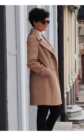 Modny, flauszowy płaszcz z efektownym kołnierzem w jasnym camelu. Ubrania Polskiej marki odzieżowej dla kobiet w każdym wieku.
