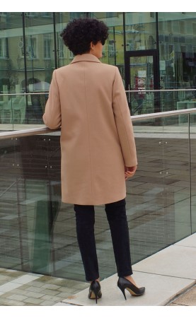 Lużny, casualowy płaszcz z efektownymi klapami w kolorze jasno camelowym. Odzież damska wysokiej jakości od Butik Choice.