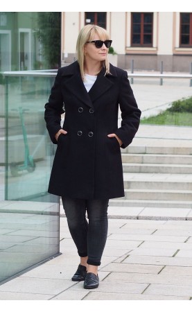 Dwurzędowy płaszczyk Petite z paskiem. Czarne płaszcze dla kobiet o niskim wzroście od Butik Choice.