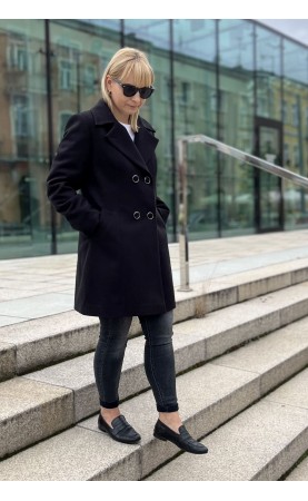 Płaszcz Petite z wełną w czarnym kolorze. Krótkie płaszcze dla niskich kobiet od Polskiej marki Butik Choice.