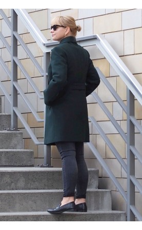 Profilowany zielony płaszczyk przed kolano. Modna odzież Petite na co dzień od Butik Choice.