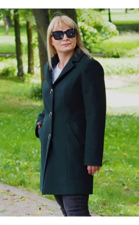Szykowny płaszcz typu Dyplomatka w kolorze butelkowej zieleni. Ocieplone płaszcze Petite od Polskiej marki Butik Choice.